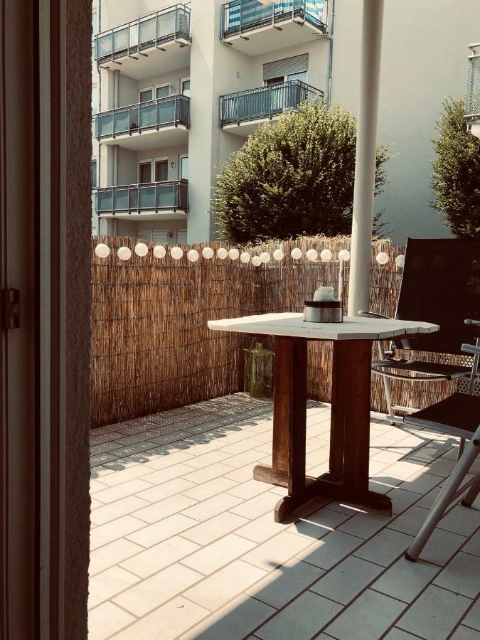 Parkplatz und Balkon - Burberg`s Heimathafen in Wiesbaden Exterior foto