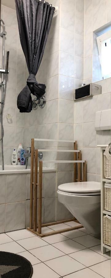 Parkplatz und Balkon - Burberg`s Heimathafen in Wiesbaden Exterior foto